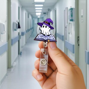 Hexen-Geist-Abzeichen-Rolle, niedlicher Halloween-Ausweishalter mit Zauberbuch, gruseliger Krankenschwester-Lehrer-Abzeichen-Clip, lustiges Herbst-Arbeitsgeschenk, Hexenhut-Abzeichenrolle