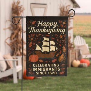 Peut inclure: Drapeau de jardin noir avec le texte "Happy Thanksgiving" et "Celebrating Immigrants Since 1620". Le drapeau présente un navire, une citrouille et un maïs en marron, orange et crème. Le drapeau est suspendu à un support en métal noir.