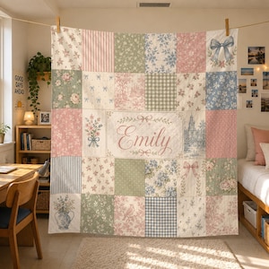 Gepersonaliseerde patchwork deken in cottagecore-stijl, met eigen naam en bloemenprint, vintage roze en blauwe quiltdeken, ideaal als cadeau voor een studentenkamer.