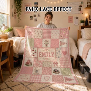Gepersonaliseerde roze patchwork deken, deken met naam op maat voor studenten, Coquette bloemenplaid, cadeau voor haar op de studentenkamer, quiltstijl