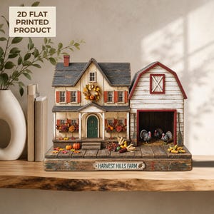 Puede incluir: Un objeto decorativo plano impreso en 2D que muestra una granja con una casa y un granero con el texto Harvest Hills Farm. La casa tiene un techo oscuro, contraventanas naranjas, una puerta verde y una corona. El granero contiene tres pavos.