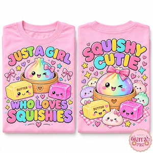 Może przedstawiać: Dwie jasnoróżowe koszulki z kolorowymi grafikami z kreskówek. Na lewej koszulce widnieje napis JUST A GIRL WHO LOVES SQUISHIES z tęczowym pierożkiem, masłem i kostką galaretki. Prawa koszulka zawiera napis SQUISHY CUTIE z podobnymi postaciami.