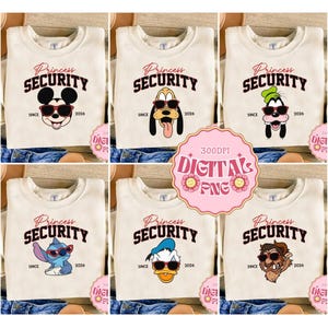Op de afbeelding: Crèmekleurige sweatshirts met de tekst "Princess Security" en afbeeldingen van stripfiguren met zonnebrillen. De sweatshirts hebben ook de tekst "Since 2026".