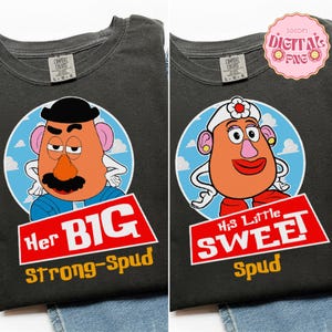 Può includere: Due magliette grigio scuro con grafiche di personaggi a forma di testa di patata dei cartoni animati. Una dice "Her BIG Strong-Spud" e l'altra "His Little SWEET Spud". Le grafiche sono in un cerchio blu con sfondo cielo.