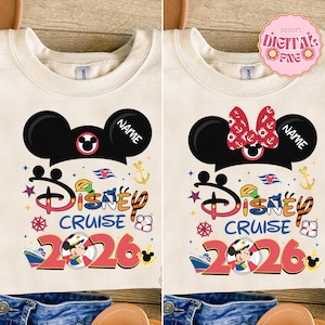 Puede incluir: Camisetas color crema con diseños de Disney Cruise. Una camiseta tiene orejas de Mickey Mouse, la otra orejas de Minnie Mouse con un lazo rojo. Ambas camisetas muestran "Disney Cruise 2026" con gráficos de Mickey y Minnie, anclas e ilustraciones de cruceros.