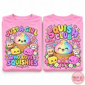 Puede incluir: Dos camisetas rosas con gráficos de dibujos animados coloridos. La camiseta de la izquierda muestra una bola de masa arcoíris, té boba y bloques con el texto "JUST A GIRL WHO LOVES SQUISHIES". La derecha muestra una bola de masa con "SQUISH CLUB".