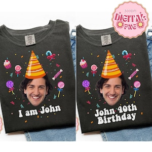 Könnte beinhalten: Dunkelgraues T-Shirt mit einem lächelnden Mann mit Partyhut, umgeben von Süßigkeiten und Konfetti. Der Text "I am John" ist unter dem Bild aufgedruckt. Ein zweites Shirt lautet "John 40th Birthday".