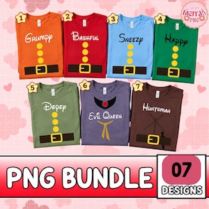 Può includere: Una collezione di sette magliette in arancione, rosso, azzurro, verde, oliva, viola e marrone. Ogni maglietta presenta una stampa grafica di una cintura con fibbia gialla, tre bottoni gialli e testo che include Grumpy, Bashful, Sneezy, Happy, Dopey, Evil Queen e Huntsman.