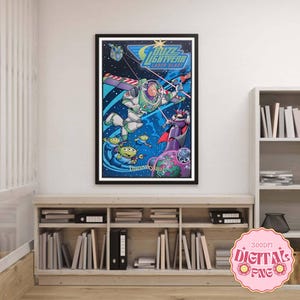 Puede incluir: Un póster enmarcado con Buzz Lightyear en una escena espacial, con el texto "Buzz Lightyear Laser Blast" y "Disneyland". La obra de arte incluye extraterrestres y Zurg, sobre un fondo estrellado azul y negro.