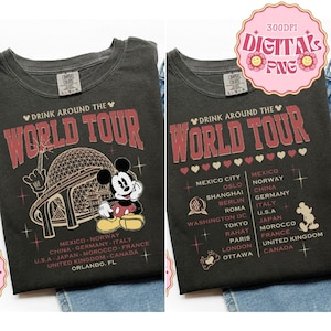 Może przedstawiać: Dwie ciemnoszare koszulki z napisem "Drink Around The World Tour" w kolorze czerwonym. Jedna koszulka przedstawia Myszka Miki i Spaceship Earth. Druga koszulka zawiera listę miast. Grafika cyfrowa PNG.