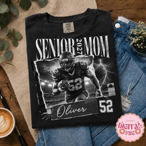 Puede incluir: Una camiseta negra con el texto SENIOR 2027 MOM en letras blancas. El gráfico incluye una imagen en blanco y negro de un jugador de fútbol americano con el número 52, con el nombre Oliver y el número 52 impresos debajo de la imagen.