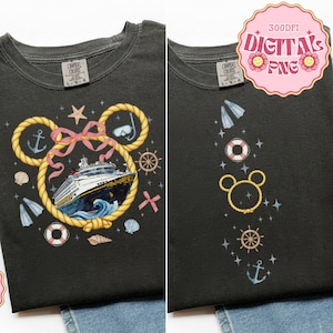 Könnte beinhalten: Dunkelgraues Comfort Colors T-Shirt mit nautischem Design. Das Design umfasst ein Kreuzfahrtschiff, einen Anker und Mickey Mouse Ohren aus Seil, eine rosa Schleife, Seesterne und Muscheln. Die rechte Seite hat ein Mickey Mouse Seil-Design.