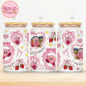 May include: Three glass tumblers with bamboo lids and straws, featuring a pink Kirby character design. The design includes pink frames, hearts, bows, strawberries, and stars. The tumblers have a clear glass body and a wooden lid. The text "DIGITALS PNG" is visible.