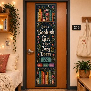 Könnte beinhalten: Ein vertikales, rechteckiges Türschild mit dunkelblauem Hintergrund, floralen Rändern, Bücherregalen und dem Text "Just a Bookish Girl in Her Cozy Dorm 302" sowie drei Namensschildern mit den Aufschriften Xobao, Rose und Lisa an einer Holztür.