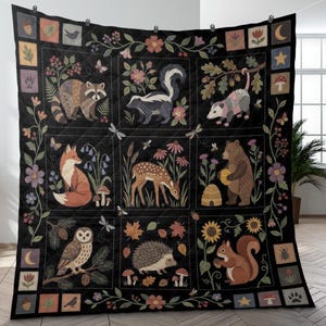 以下が含まれることがあります： 森の動物と花のアクセントが特徴の、パッチワークデザインの黒いキルト。キルトには、アライグマ、スカンク、オポッサム、キツネ、シカ、クマ、フクロウ、ハリネズミ、リスが描かれています。装飾要素には、花、キノコ、葉が含まれています。
