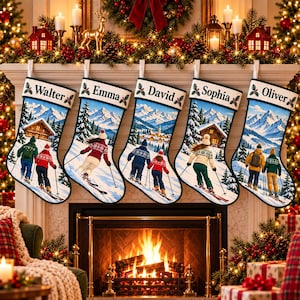 Op de afbeelding: Vijf witte kerstsokken hangen op een rij, elk met een besneeuwd berglandschap met skiërs en een gepersonaliseerde naam: Walter, Emma, David, Sophia en Oliver. Elke sok heeft een groen hulstmotief aan de bovenkant.