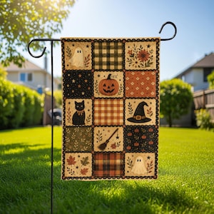 Puede incluir: Una bandera de jardín rectangular con un diseño de patchwork de quince cuadrados. Los cuadrados muestran motivos de Halloween que incluyen fantasmas, una calabaza, un gato negro, un sombrero de bruja, una escoba, calabazas y hojas de otoño, intercalados con patrones de cuadros.