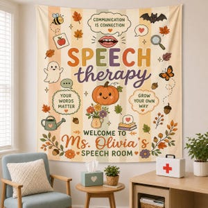 Peut inclure: Une tapisserie murale avec des rayures verticales pastel et des illustrations sur le thème de l'automne, dont une citrouille, des feuilles, un fantôme et une abeille. Le texte indique : Communication is connection, Speech therapy, Your words matter, Grow your own way, Welcome to Ms. Olivia's speech room.