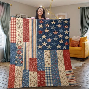 Manta acolchada con diseño floral estilo patchwork, ropa de cama con bandera estadounidense y estrellas rojas y azules.