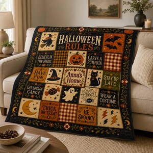 Può includere: Una coperta rettangolare con design patchwork, decorata con illustrazioni a tema Halloween e testi che includono "Halloween Rules", "Anna's Home", "Believe in the Magic", "Carve a Pumpkin", "Have Fun", "Eat Lots of Candy", "Stay Up Late", "Wear a Costume" e "Trick or Treat".