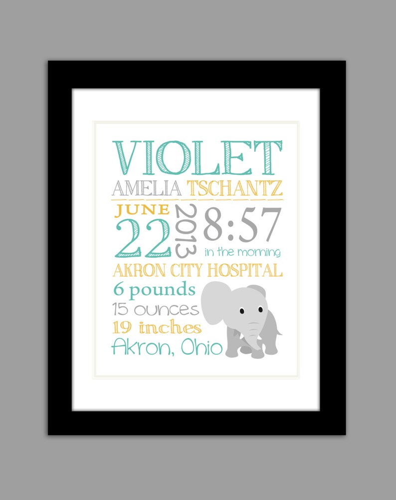 Peut inclure: Impression encadr&eacute;e avec fond blanc et cadre noir. L'impression pr&eacute;sente le nom "VIOLET" en turquoise, ainsi que les d&eacute;tails de naissance : date, heure, poids (2,7 kg), et taille (48 cm). Une illustration d'&eacute;l&eacute;phant gris est incluse.