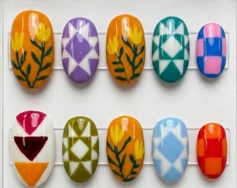 Uñas postizas geométricas de arte popular / Patrones abstractos de colcha, flores silvestres y adornos a cuadros / Uñas ovaladas con un toque retro bohemio