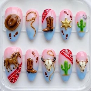 Può includere: Un set di dieci unghie finte a tema cowboy. Ogni unghia presenta un design diverso, tra cui un cappello da cowboy, una corda, stivali, una stella da sceriffo, un cactus, un cavallo e un teschio di toro. Le unghie hanno uno sfondo sfumato rosa e blu.