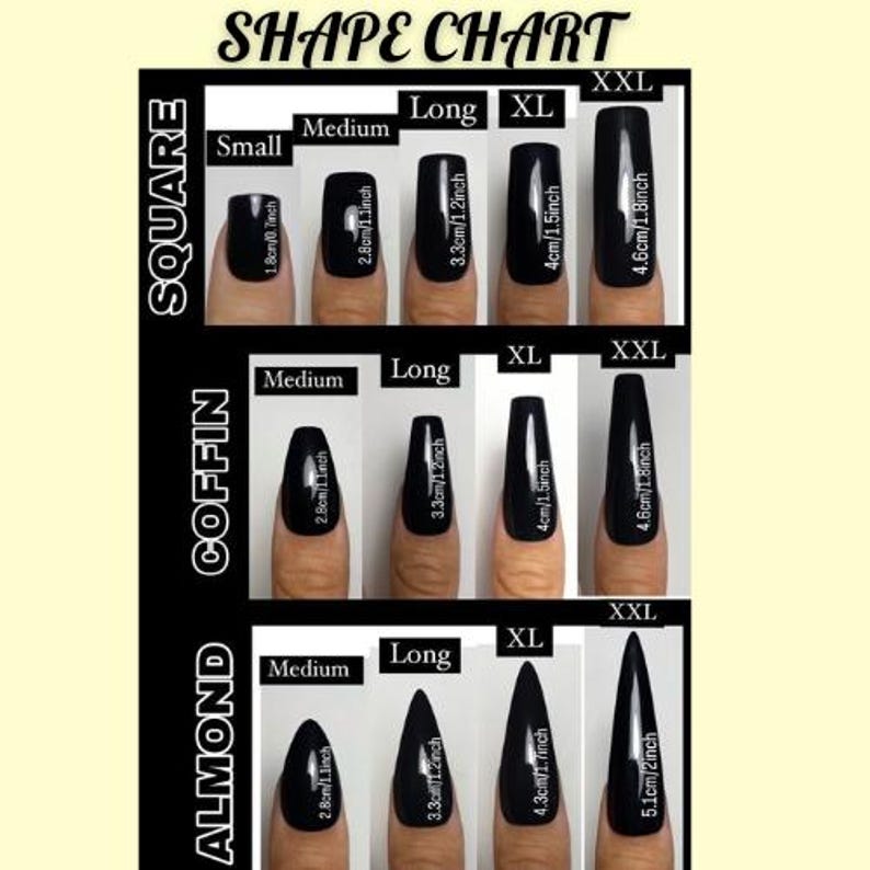 Puede incluir: Tabla de formas de u&ntilde;as que muestra estilos cuadrados, ata&uacute;d y almendrados. Los tama&ntilde;os van de peque&ntilde;o a XXL, con longitudes en cm y pulgadas. La tabla proporciona una gu&iacute;a visual de las diferentes formas de u&ntilde;as y sus medidas.