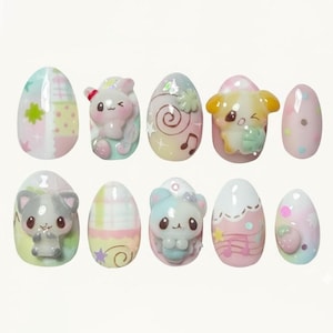 Peut inclure: Un ensemble de dix faux ongles avec des couleurs pastel et diverses décorations en 3D. Les motifs incluent des animaux de dessin animé, des notes de musique, des étoiles, des carreaux et une petite fraise. Finition brillante et forme arrondie.