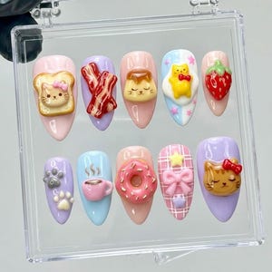 Unghie finte fatte a mano con motivo gatto, set di unghie 3D con gattino, toast e uovo fritto, cibo per la colazione e accenti pastello, unghie per un look artistico audace