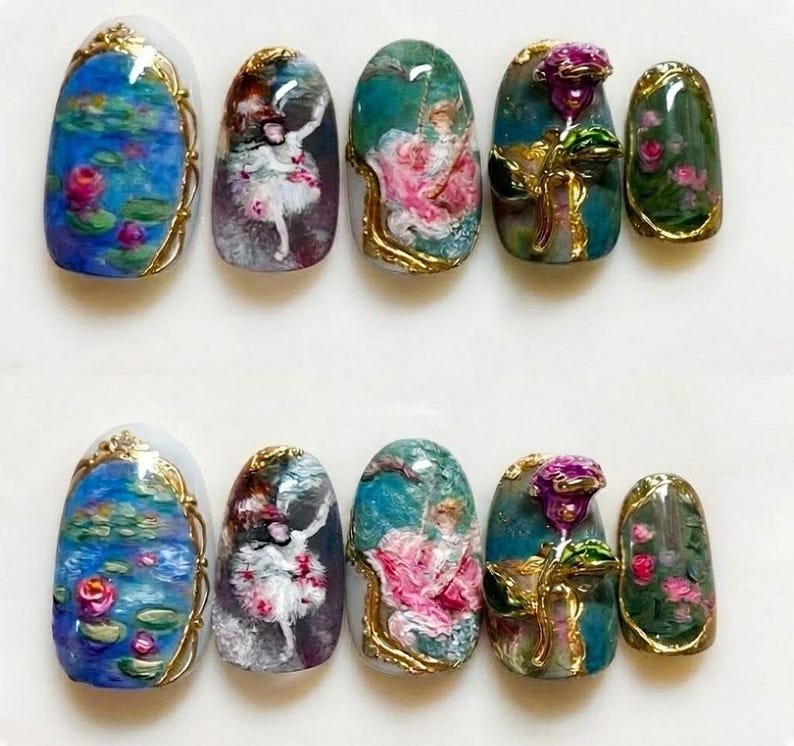 Puede incluir: Un conjunto de diez u&ntilde;as artificiales con dise&ntilde;os art&iacute;sticos. Los dise&ntilde;os incluyen una escena de nen&uacute;fares, una bailarina y una rosa. Cada u&ntilde;a tiene un borde dorado. Las u&ntilde;as son ovaladas y tienen un acabado brillante.