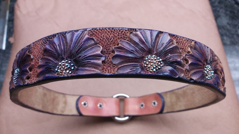 Purple floral design for this handmade dog tag collar. The flowers are hand tooled for a ever lasting design. it fits 18.25" over the head size by 1" wide.