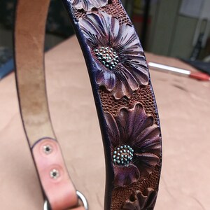 Purple floral design for this handmade dog tag collar. The flowers are hand tooled for a ever lasting design. it fits 18.25" over the head size by 1" wide.