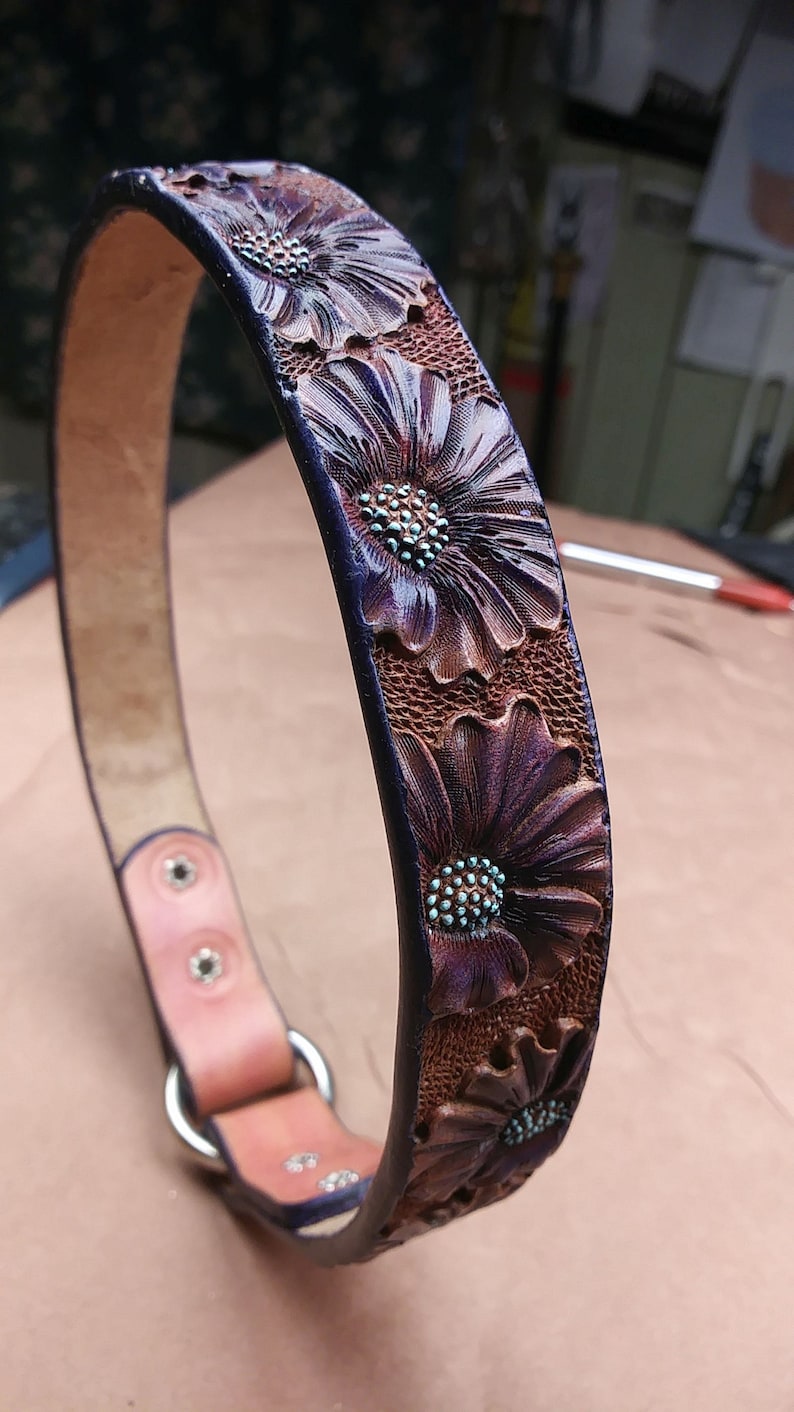 Purple floral design for this handmade dog tag collar. The flowers are hand tooled for a ever lasting design. it fits 18.25" over the head size by 1" wide.