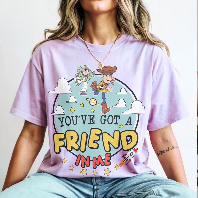 Camiseta retro de Toy Story 5 de Pixar, camiseta "Lo sabía, te conocía", camiseta de Toy Story 5, camiseta de botas de vaquera del oeste, camiseta de pulsera de la amistad Orchid (Comfort)