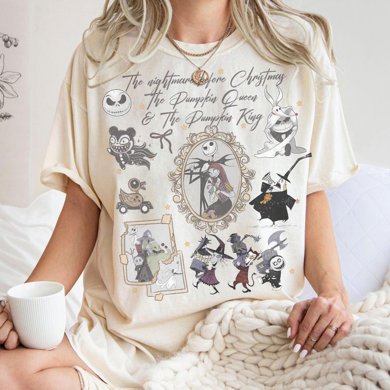 Pu&ograve; includere: T-shirt color crema con personaggi e testo da "Nightmare Before Christmas". Il design include Jack Skellington, Sally e altri personaggi in un design incorniciato, con il testo "The Nightmare Before Christmas & The Pumpkin Queen & The Pumpkin King."