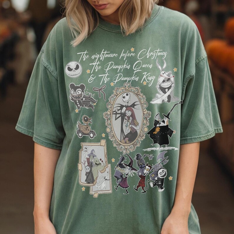 Pu&ograve; includere: T-shirt verde con personaggi e testo da "Nightmare Before Christmas". Il design include Jack Skellington, Sally e altri personaggi in stile vintage. Il testo recita "The Nightmare Before Christmas, The Pumpkin Queen & The Pumpkin King."