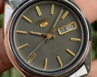 Zegarek naręczny Seiko 5 Automatic 7009-8740 z datą i szarą teksturą, wyprodukowany w Japonii, w dobrym stanie, z 1984 r., z datą i szarą teksturą, dla mężczyzn.