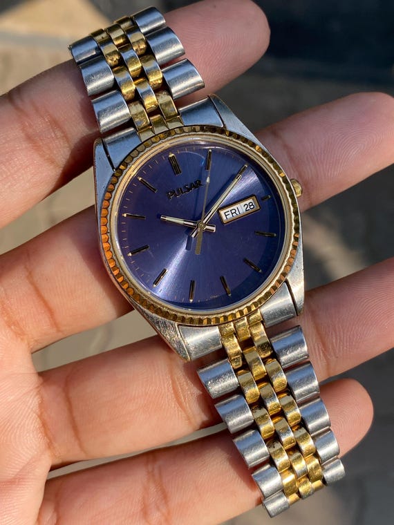 Vintage Japan PULSAR (seiko) Two Tone Fluted Bezel Quartz Blue