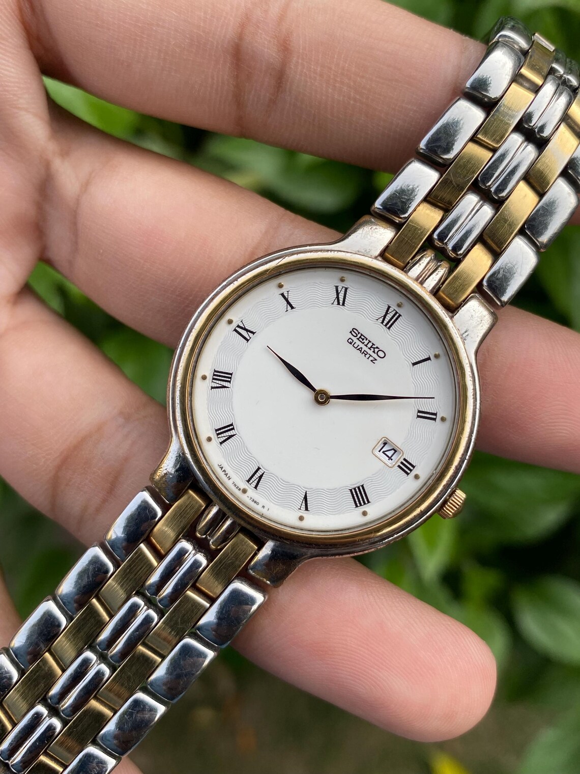 Vintage Japan SEIKO Slim Two Tone Quartz Roman Numerals Sapphire Glass 7N29-7150 Date Calendar WristWatch for men’s, foto 3 de 5