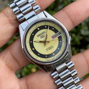 Reloj de pulsera vintage de octubre de 1995, Seiko 5 Automático 7009-6001 A1 Día/Fecha, Esfera Verde con Efecto Reflejo Luminiscente, Fabricado en Japón, Buen Estado, para Hombre