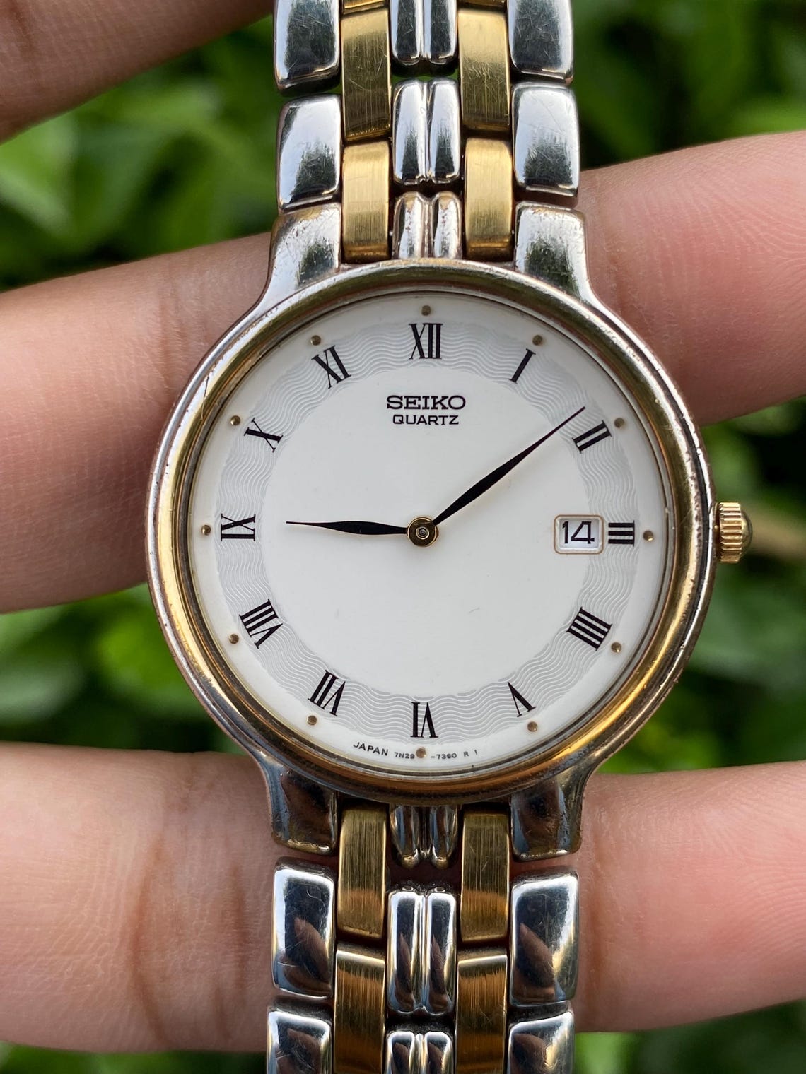 Vintage Japan SEIKO Slim Two Tone Quartz Roman Numerals Sapphire Glass 7N29-7150 Date Calendar WristWatch for men’s, foto 4 de 5