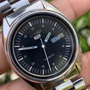 Reloj de pulsera vintage de mayo de 1984, Seiko 5 Automatic Railway Time 7009-3141 F con día/fecha, esfera negra, fabricado en Japón, en buen estado, para hombre.
