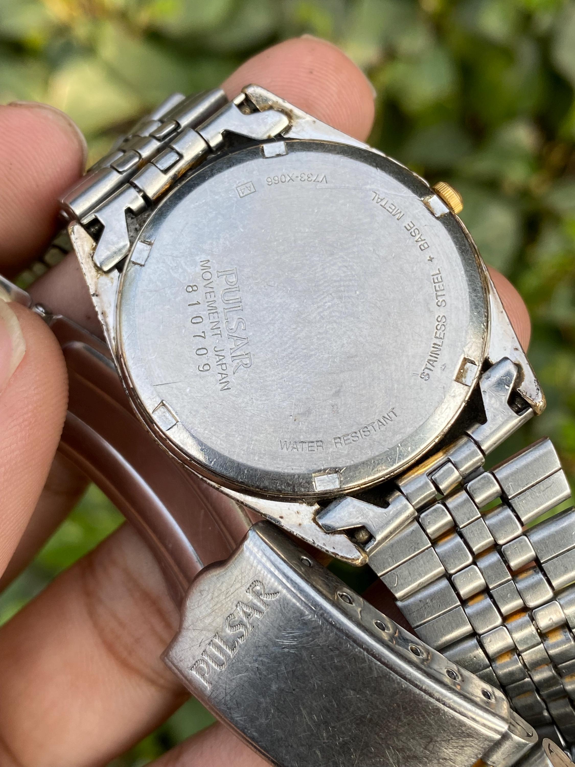 Vintage Japan PULSAR (seiko) Two Tone Fluted Bezel Quartz Blue