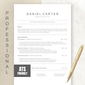 Puede incluir: Un juego de tres cuencos apilables de cerámica en tonos azules, verdes y blancos. Los cuencos presentan un esmalte moteado y un diseño sencillo y moderno. El cuenco más grande tiene aproximadamente 18 cm de diámetro.