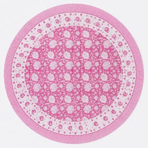 Könnte beinhalten: Ein runder, pinkfarbener Tischläufer mit floralem Muster. Die Mitte zeigt eine dichte Anordnung weißer Blumen auf pinkfarbenem Hintergrund. Ein weißer Rand mit Blumen- und Sternmotiven umgibt das zentrale Design, ein gestreifter pinkfarbener Rand umrandet den Rand.