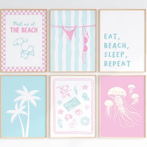Puede incluir: Seis láminas enmarcadas con temática playera. Las láminas presentan ilustraciones de escenas de playa, incluyendo un bikini, palmeras y medusas. El texto incluye "Meet me at the beach" y "Eat, beach, sleep, repeat."