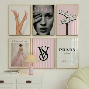 Könnte beinhalten: Ein Galerie-Wandset aus sechs rechteckigen Postern mit Modemotiven, darunter ein Paar rosa High Heels, ein schwarz-weißes Vogue-Cover, ein Straßenschild, ein Christian Dior-Kleid, ein VS-Logo und ein Prada Marfa-Schild.