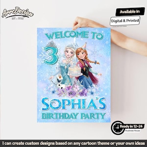 K&ouml;nnte beinhalten: Ein rechteckiges Geburtstagsparty-Schild mit hellblauem Hintergrund und Schneeflocken, dem Text "WELCOME TO", einer gro&szlig;en Zahl "3" sowie den Figuren Elsa, Anna und Olaf. Darunter steht der Text "SOPHIA'S BIRTHDAY PARTY" mit violetten Blumen.