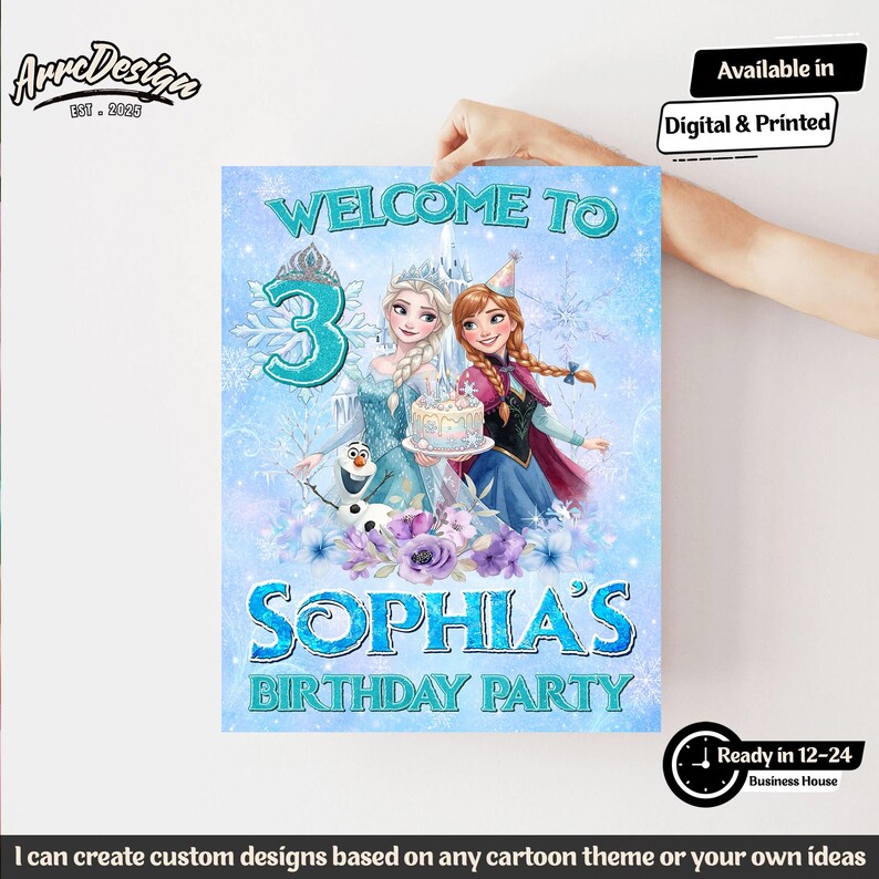 K&ouml;nnte beinhalten: Ein rechteckiges Geburtstagsparty-Schild mit hellblauem Hintergrund und Schneeflocken, dem Text "WELCOME TO", einer gro&szlig;en Zahl "3" sowie den Figuren Elsa, Anna und Olaf. Darunter steht der Text "SOPHIA'S BIRTHDAY PARTY" mit violetten Blumen.
